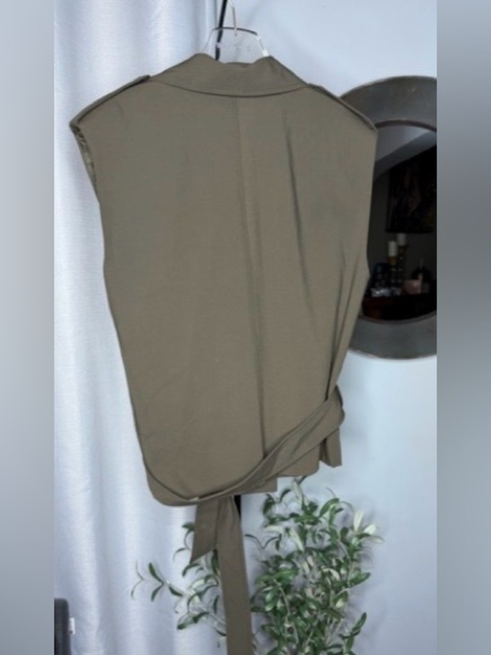 NEW FALL 🍁 ZARA SHOULDER PAD BELTED VEST XS -S
🚨FINAL PRICE NO DISCOUNT - Picture 5 of 10